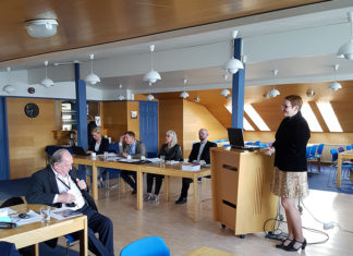 Ásgerður Halldórsdóttir, bæjarstjóri og Magnús Örn Guðmundsson, bæjarfulltrúi og formaður íþrótta- og tómstundanefndar, voru gestir síðasta félagsfundar